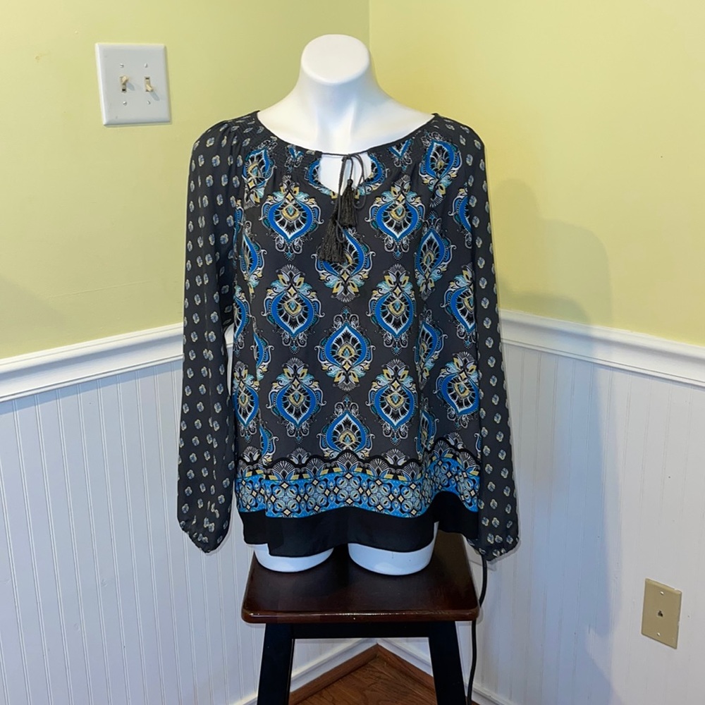 Jones New York ladies large paisley print tunic blouse. Long sleeves. Tassel tie